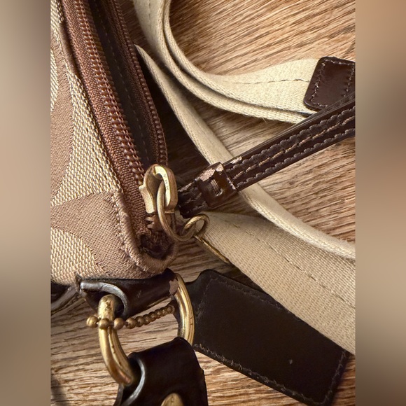 🤎 Coach Signature Swingpack Crossbody – Brown Monogram with Stripe - Picture 7 of 10